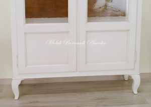 Classic wooden display cabinet with 2 doors and curved legs, two-tone white and wood-coloured finish